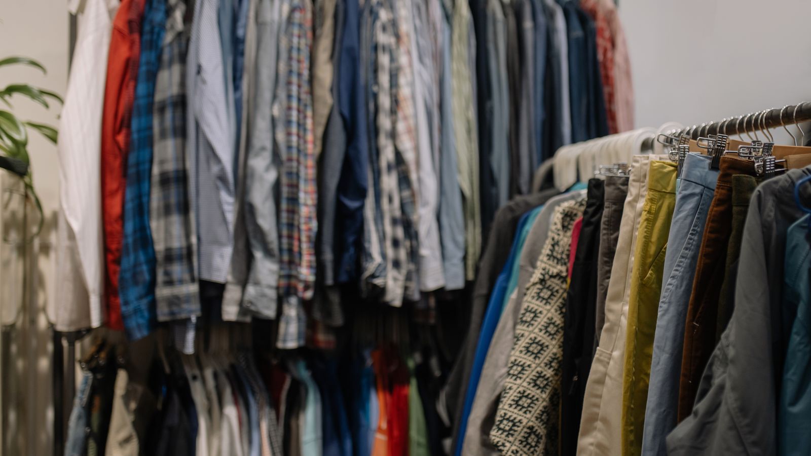 Percha con ropa de segunda mano en una tienda de Madrid