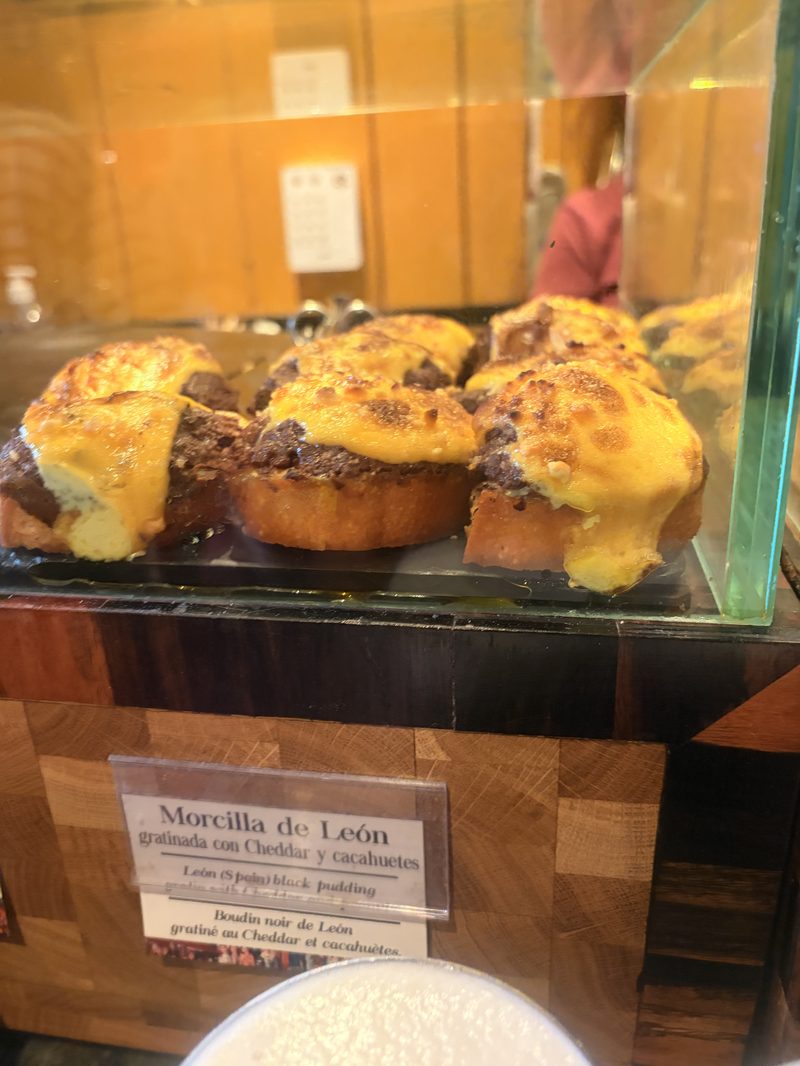 Pintxo de morcilla de León gratinada con cheddar en el Restaurante Markina, Bilbao