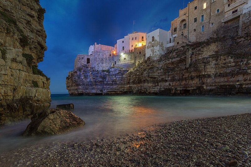 Polignano a Mare y la playa de Lama Monachile al anochecer