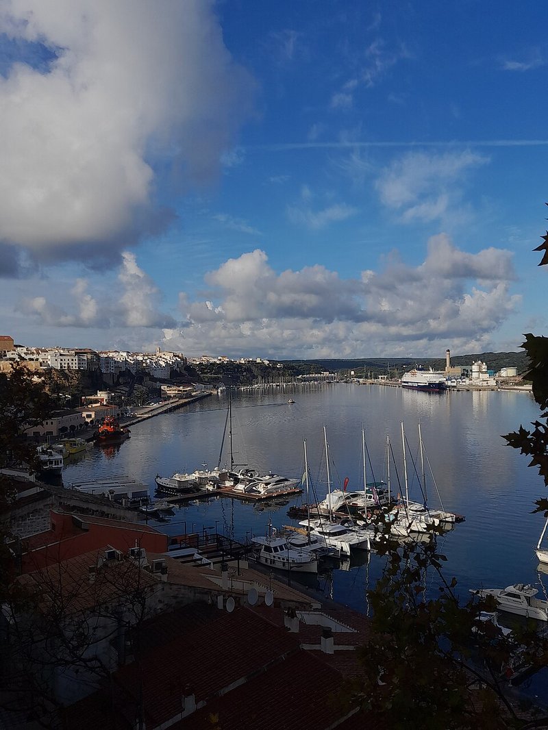 Vista panorámica del puerto de Mahón, Menorca, con veleros y el casco antiguo al fondo