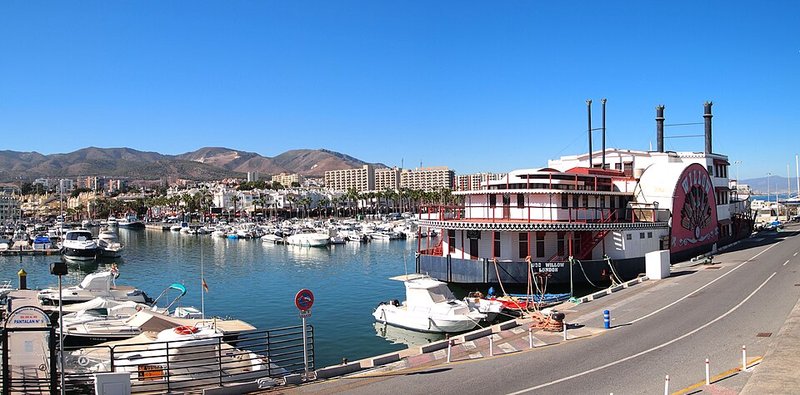 Puerto Marina de Benalmádena con embarcaciones y el barco Willow