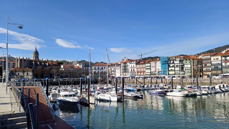 Puerto deportivo y pesquero de Lekeitio con el casco antiguo y la basílica al fondo