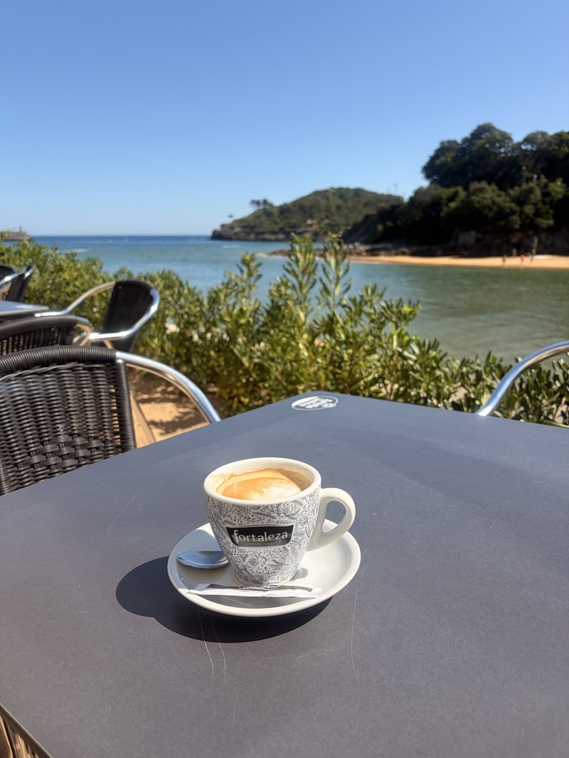 Café en la terraza de Rancho Lekeitio con vistas a la playa y la isla de San Nicolás
