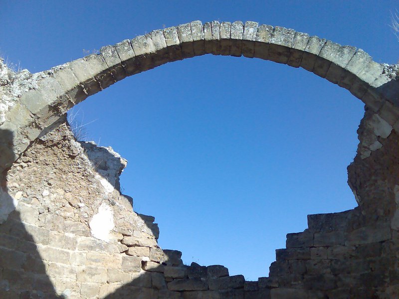 Arco románico en las ruinas de la basílica del yacimiento visigodo de Recópolis, Guadalajara