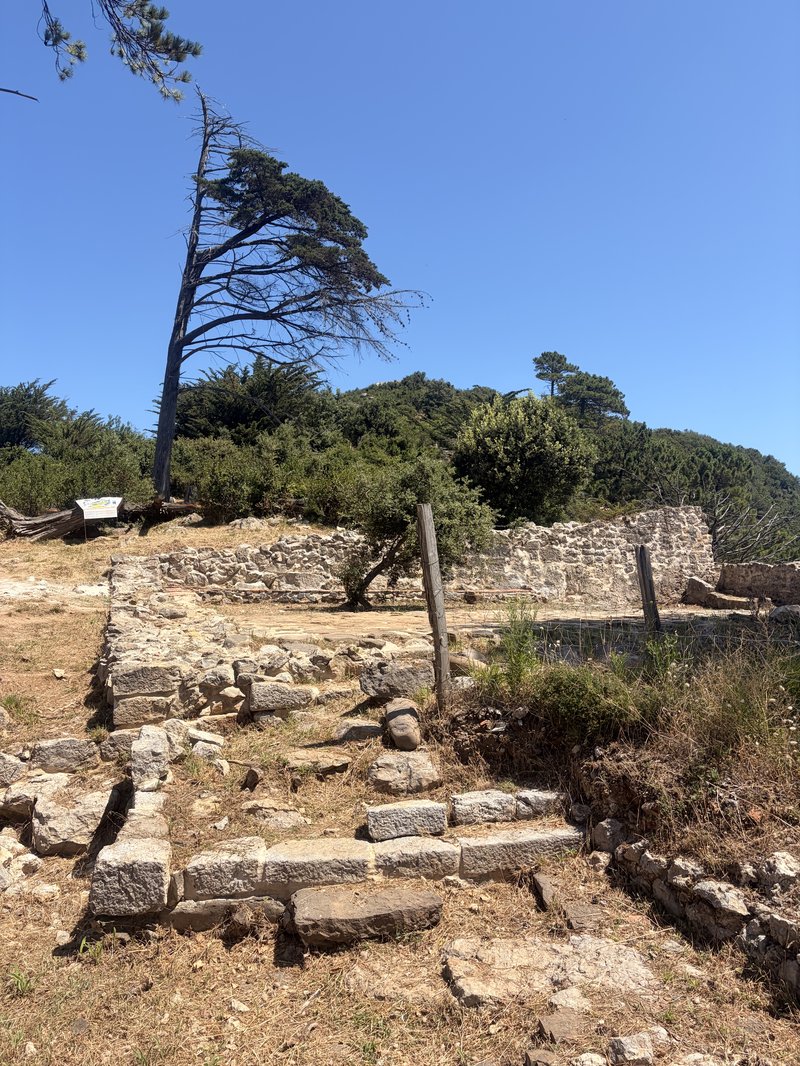Restos de muros de piedra del parque arqueológico de la isla de Garraitz en Lekeitio