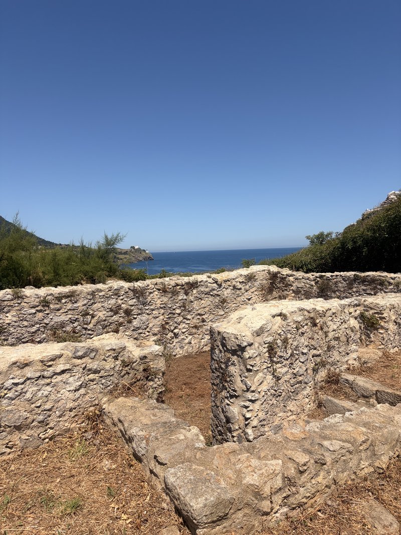 Muros de piedra de los restos arqueológicos conservados en la isla de San Nicolás o Garraitz