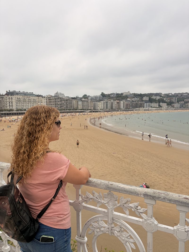 Vistas de la playa de La Concha en San Sebastián desde el paseo marítimo