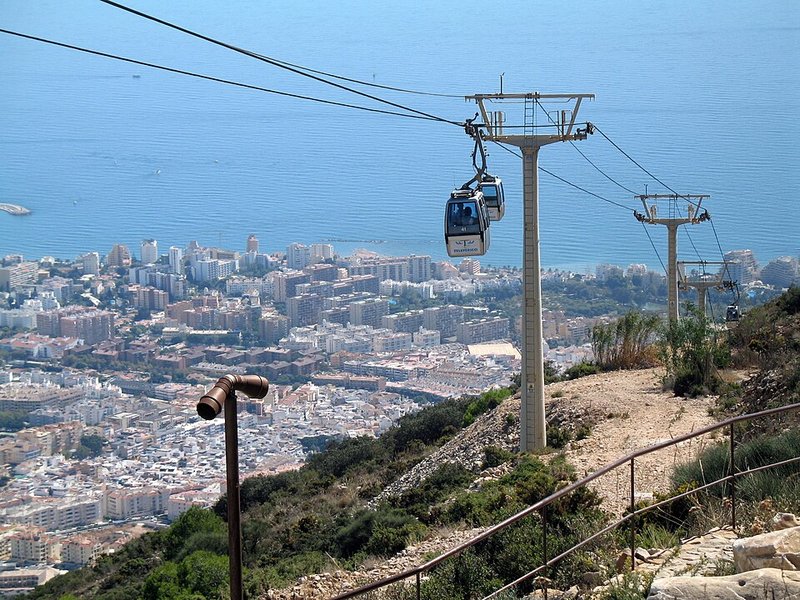 Teleférico de Benalmádena subiendo hacia el Monte Calamorro con vistas a la costa