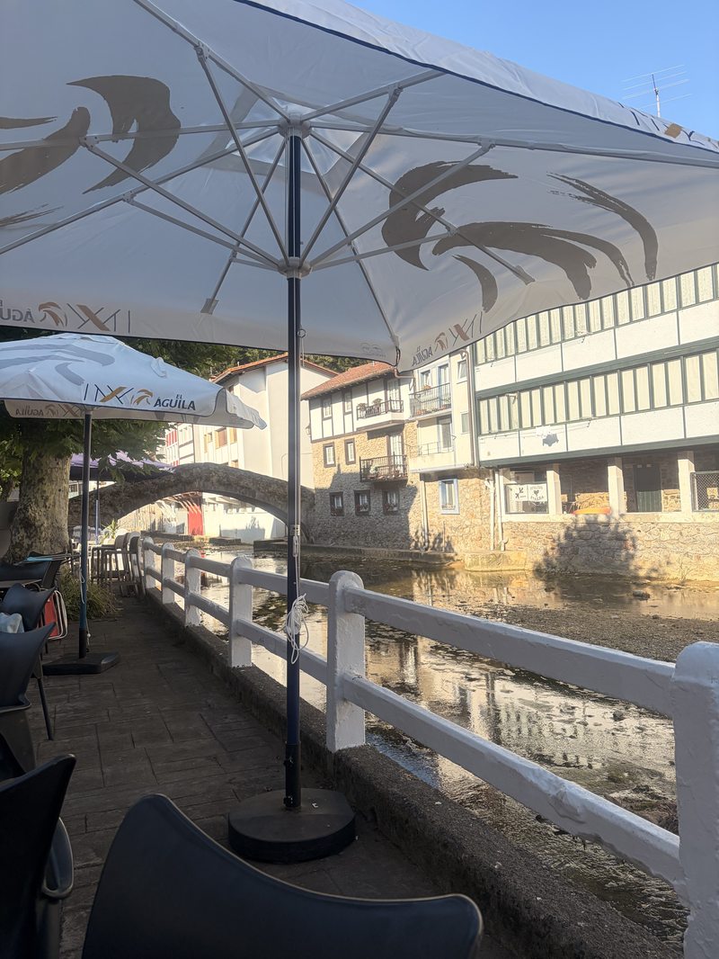 Terraza con vistas al puente medieval y la ría de Ea