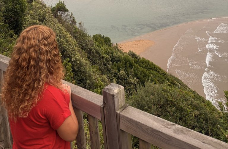 Mujer contemplando la ría de Urdaibai y la playa de Laida desde el mirador de Mundaka
