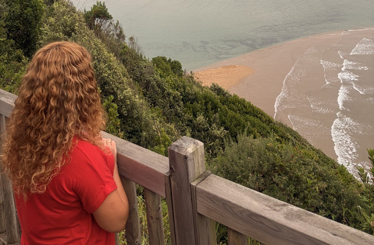 Mujer contemplando la ría de Urdaibai y la playa de Laida desde el mirador de Mundaka
