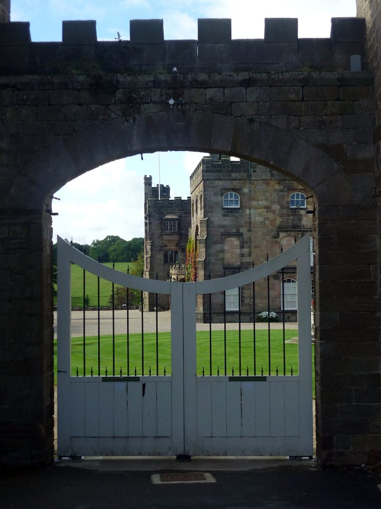 Fachada de Ripley Castle vista desde la puerta de entrada a la finca