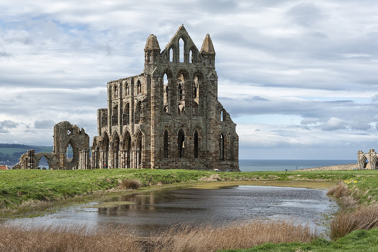Ruinas góticas de la abadía de Whitby junto a la costa de Yorkshire