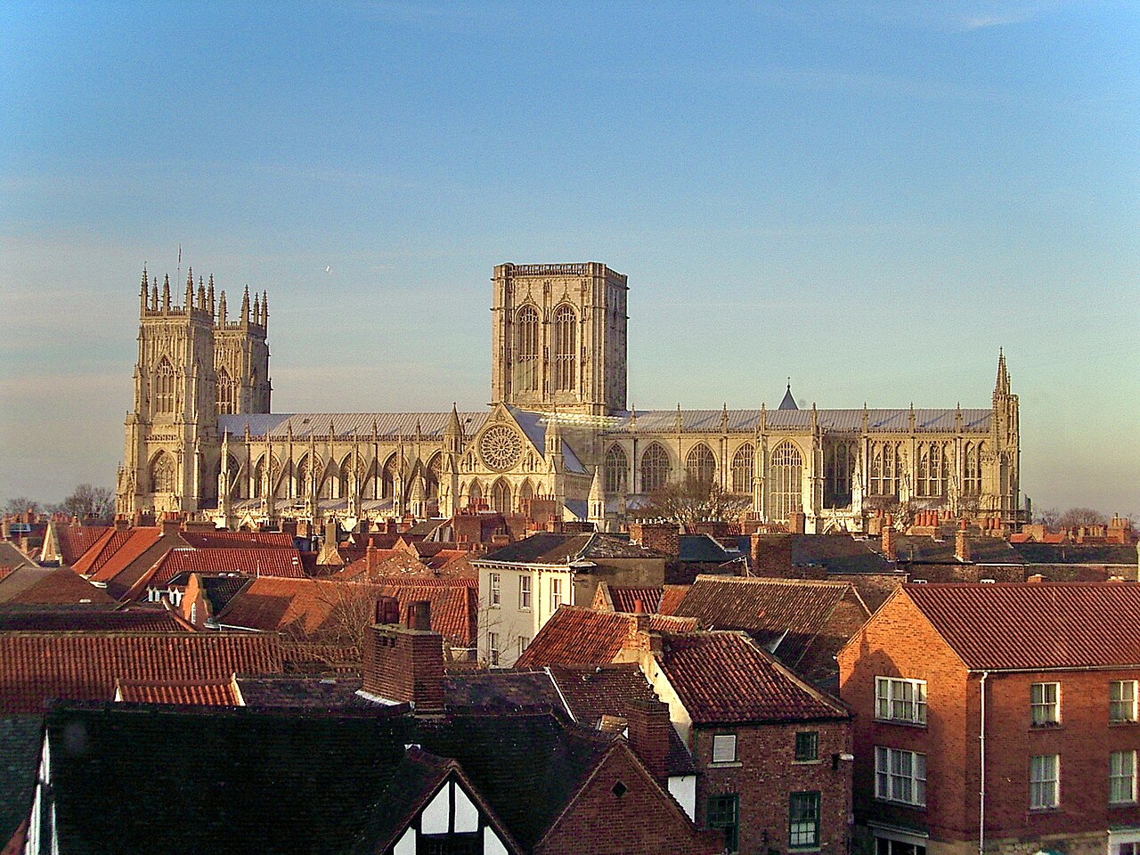 Vista de la catedral de York, York Minster, sobre los tejados de la ciudad