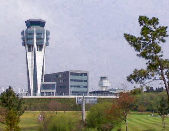 Terminal y torre de control del aeropuerto de Santiago de Compostela