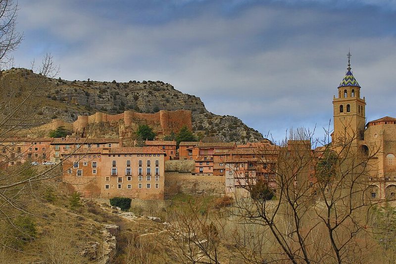 Vista del pueblo de Albarracín con su torre y murallas, Teruel