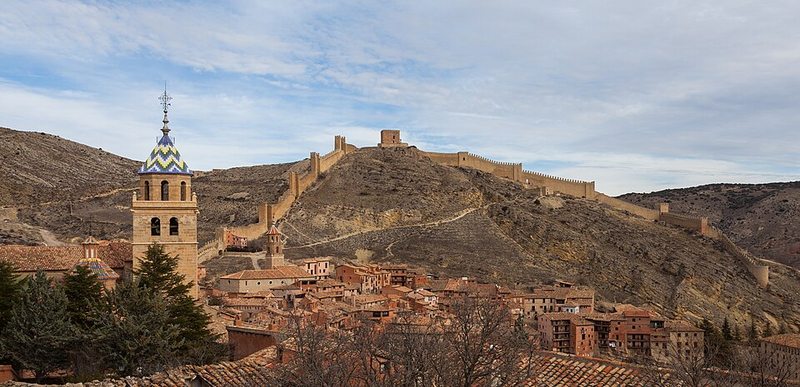 Casas rojizas y castillo de Albarracín, en Teruel