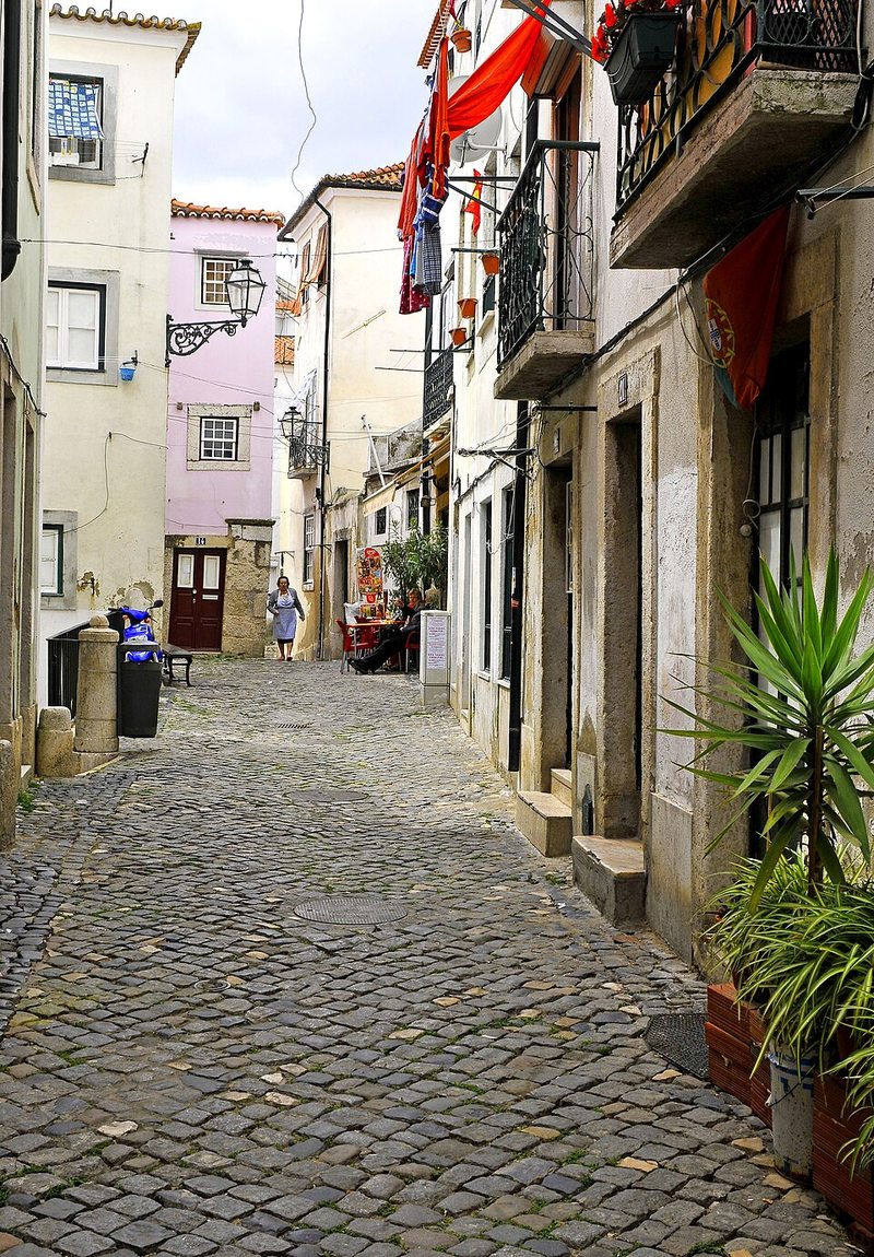 Calle empedrada típica del barrio de Alfama, en Lisboa