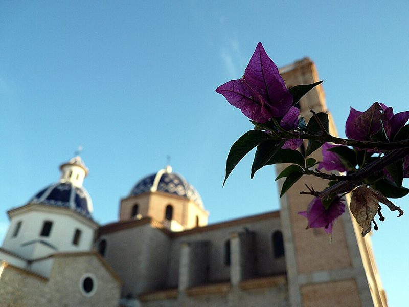 Cúpulas azules de la iglesia de Nuestra Señora del Consuelo en Altea