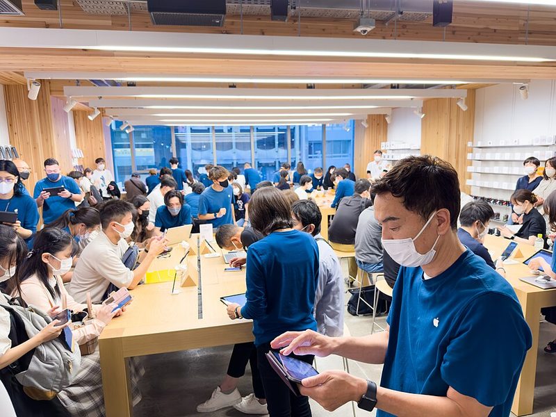 Interior de la Apple Store de Ginza, en Tokio, con clientes probando dispositivos