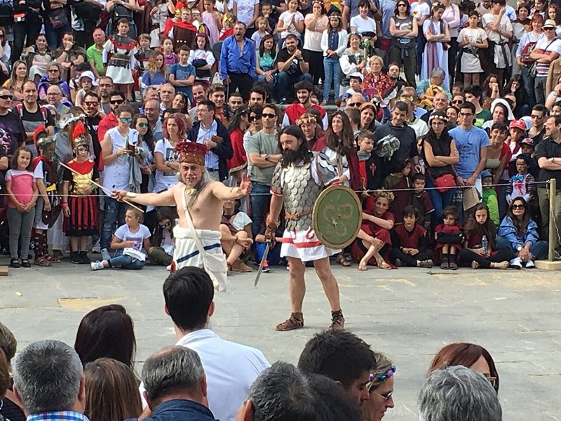 Combate de gladiadores ante el público en la fiesta Arde Lucus de Lugo