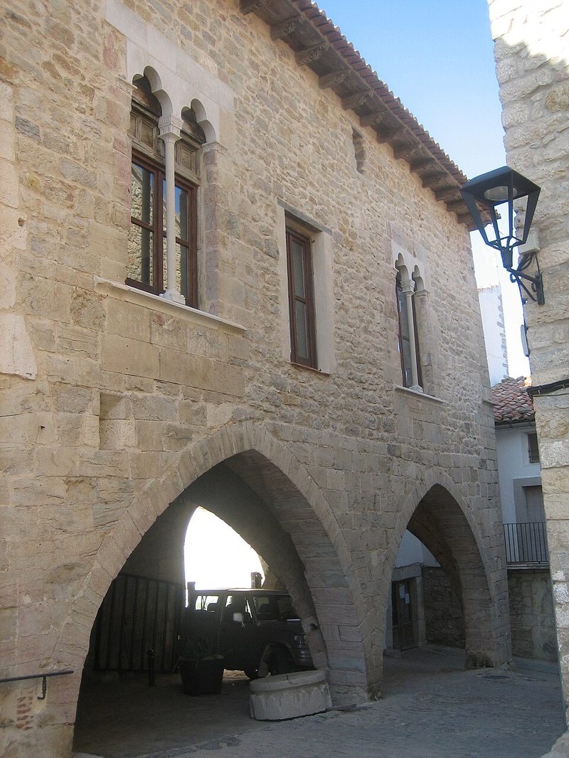 Fachada gótica del Ayuntamiento de Ares del Maestrat