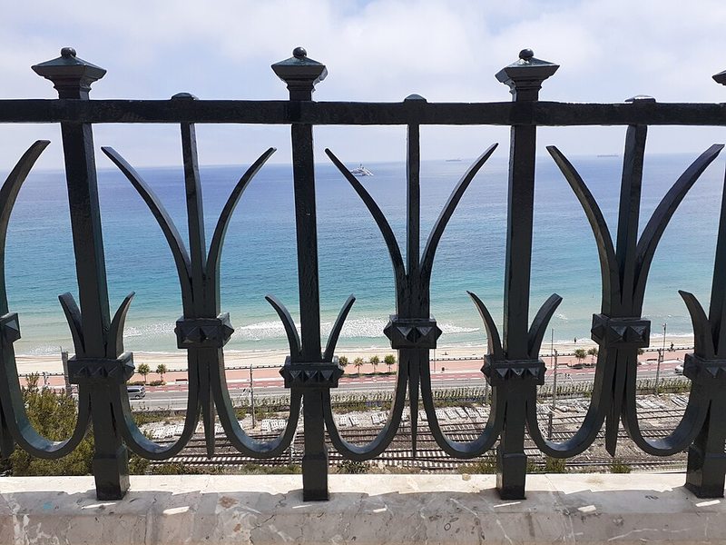 Vistas al mar desde la barandilla del Balcón del Mediterráneo de Tarragona