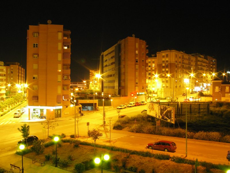 Calle residencial del barrio de la Chana en Granada de noche, con coches aparcados