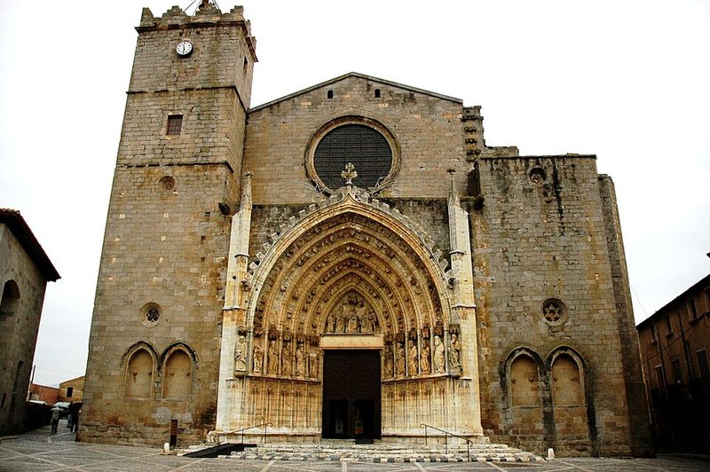 Fachada de la Basílica de Santa María de Castelló d'Empúries