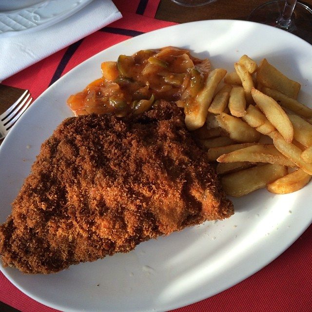 Cachopo con patatas fritas en un restaurante de Avilés