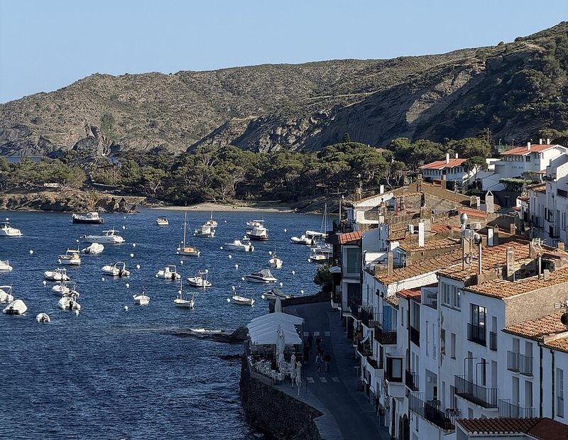 Bahía de Cadaqués, con sus casas blancas junto al mar