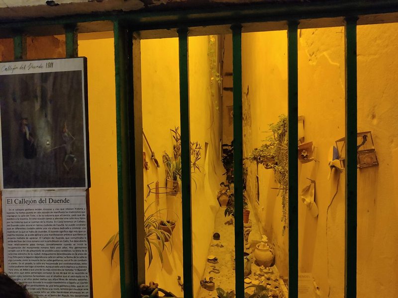 Reja del Callejón del Duende, en el barrio del Pópulo de Cádiz