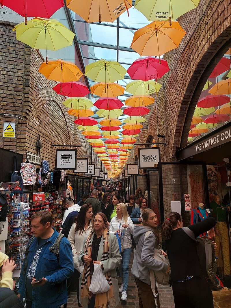 Paraguas de colores en Camden Market, Londres