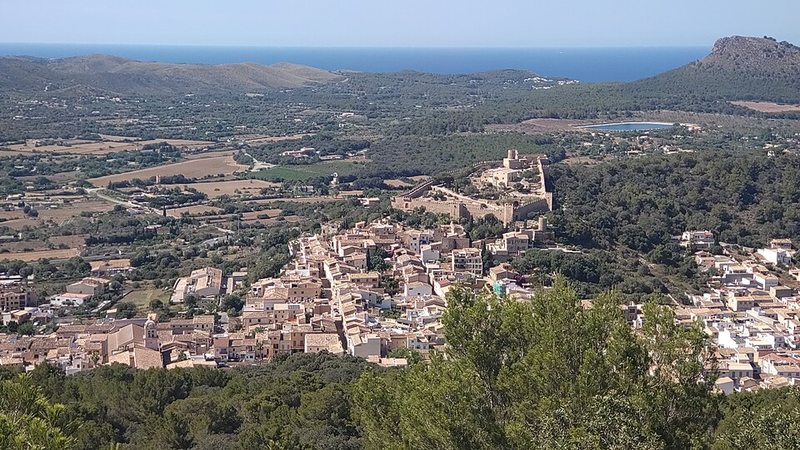 Vista del pueblo de Capdepera con su castillo medieval, Mallorca