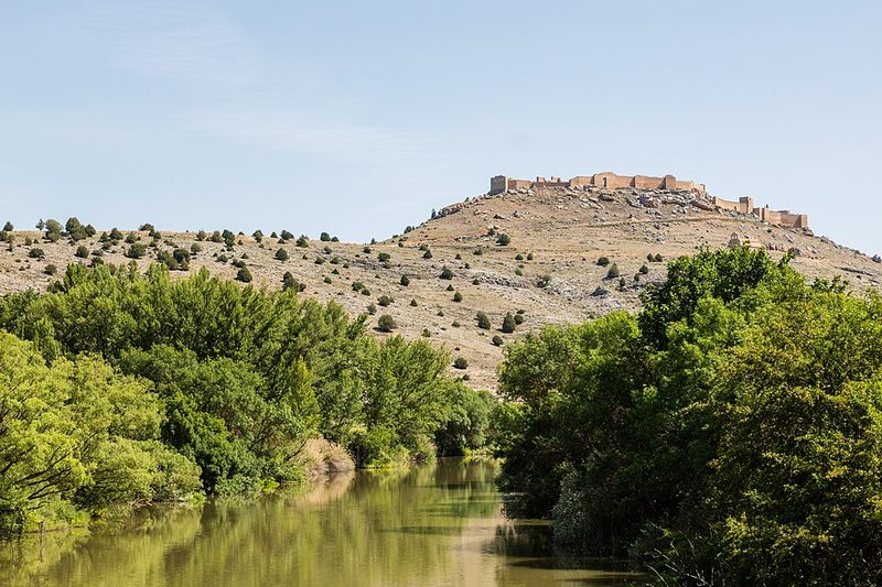Castillo califal de Gormaz sobre un cerro junto al río Duero