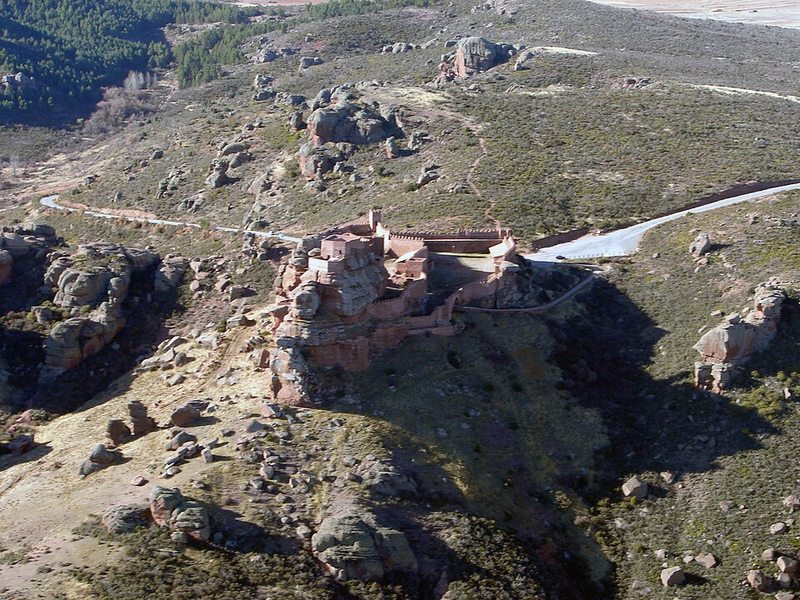 Vista aérea del Castillo de Peracense sobre la roca de rodeno, Teruel
