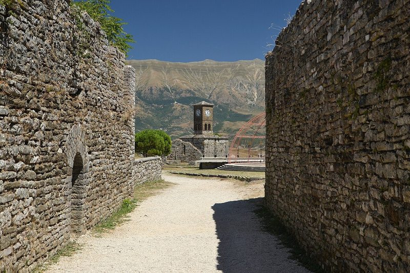 Interior del castillo de Gjirokastra con su torre del reloj, Albania