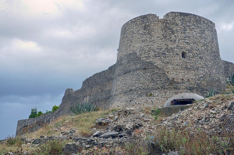 Torre del castillo de Lëkurësi, sobre Saranda (Albania)