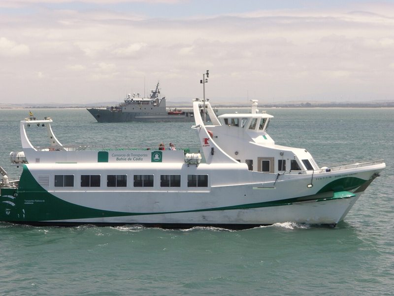 Catamarán de la línea El Puerto de Santa María-Cádiz navegando por la bahía