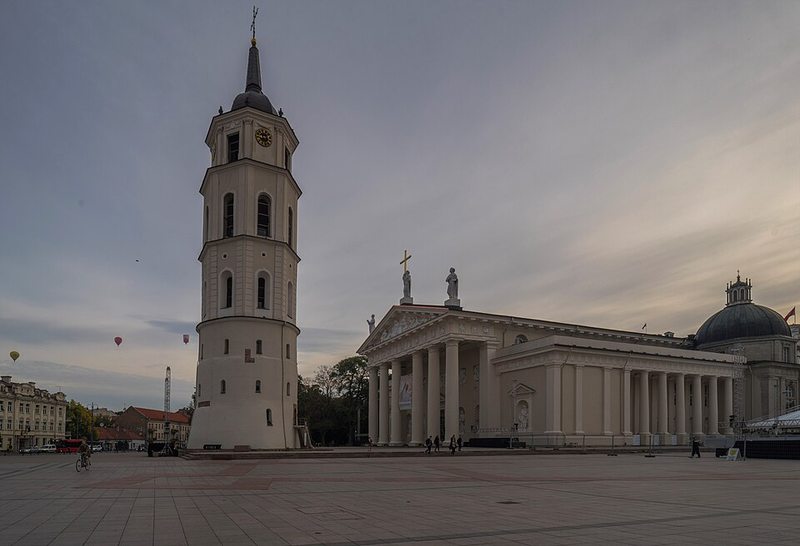 Catedral de Vilna y campanario en la Plaza de la Catedral
