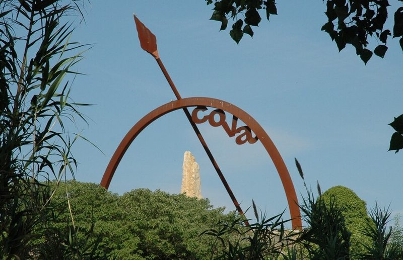Escultura con la palabra Cova a la entrada de las Cuevas de la Espluga de Francolí