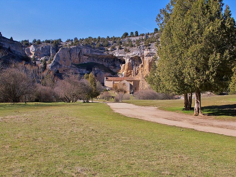 Ermita de San Bartolomé bajo los farallones del Cañón del Río Lobos