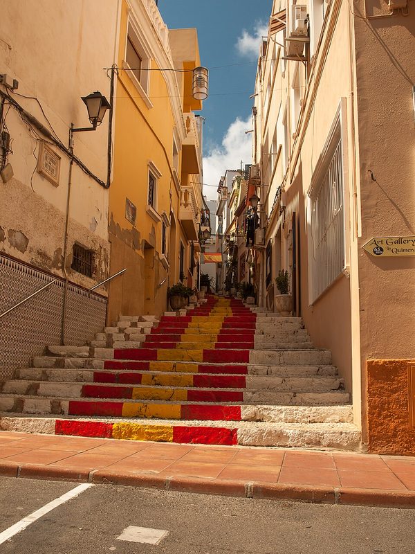 Escaleras de la Bandera de España en la calle Puchalt, Calpe