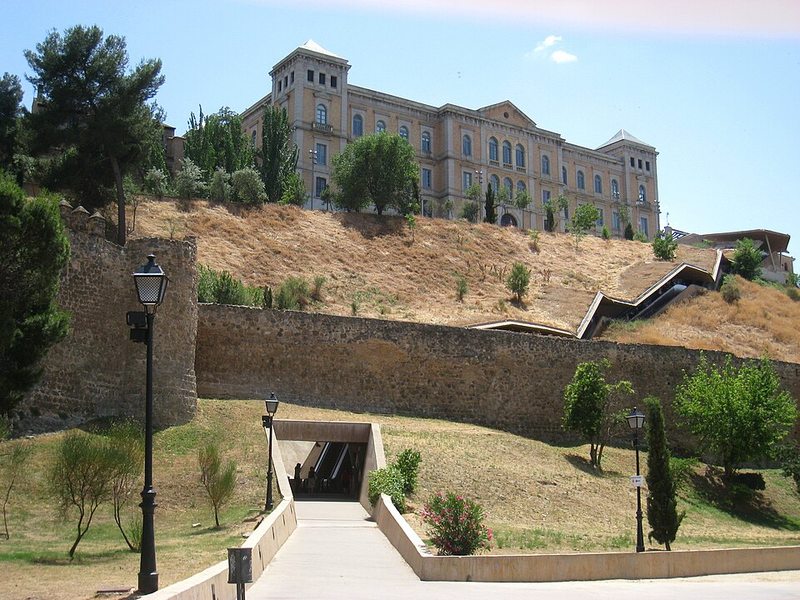 Entrada de las escaleras mecánicas del Paseo de Recaredo en Toledo, junto a la muralla