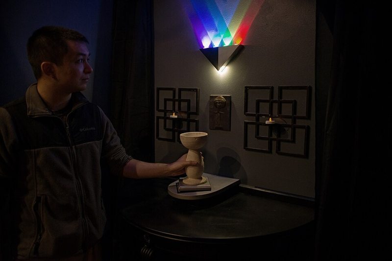 Jugadores resolviendo un acertijo dentro de una sala de escape ambientada