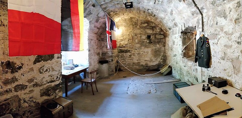 Ambientación de una sala de escape con temática de búnker histórico