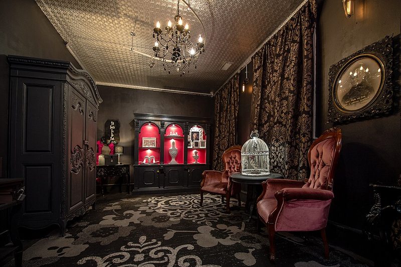 Ambientación gótica de una sala de escape de misterio