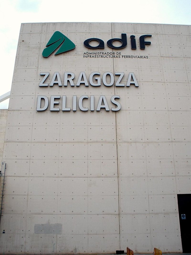 Fachada de la Estación Zaragoza-Delicias, cerca del aparcamiento gratuito Sur de la Expo