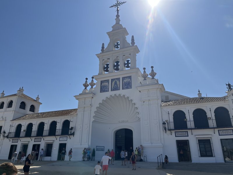 Fachada principal y espadaña de la Ermita de Nuestra Señora del Rocío