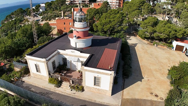 Faro de Cap Salou rodeado de pinos, final del camí de ronda